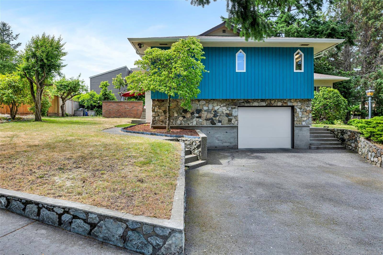 Saanich, BC V8N 2J3,1935 San Juan Ave