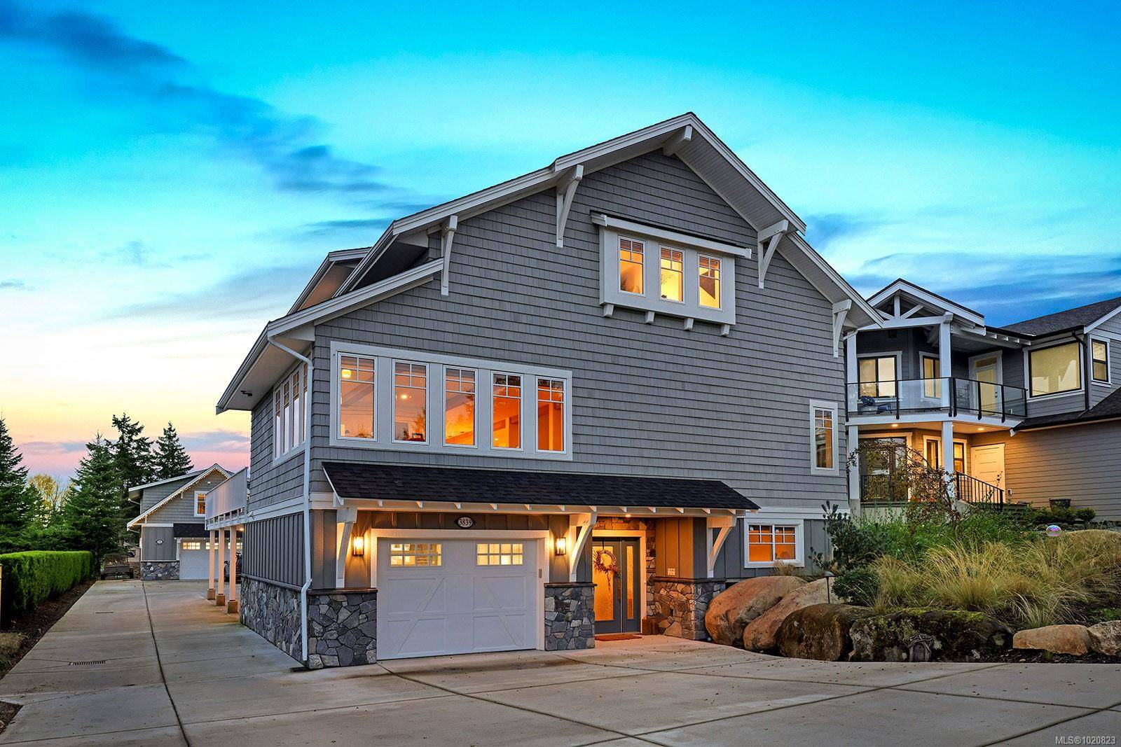 Royston, BC V0R 2V0,3839/3841 Ross Ave