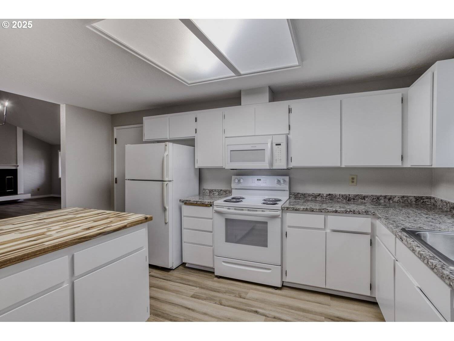 Lake Oswego, OR 97035,33 ORIOLE LN