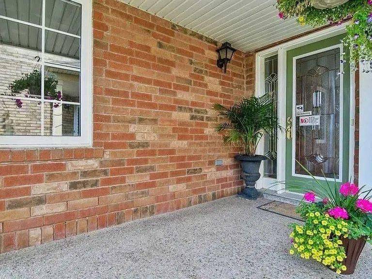 Mississauga, ON L5N 8H6,7276 Bread Fruit LN #UPPER