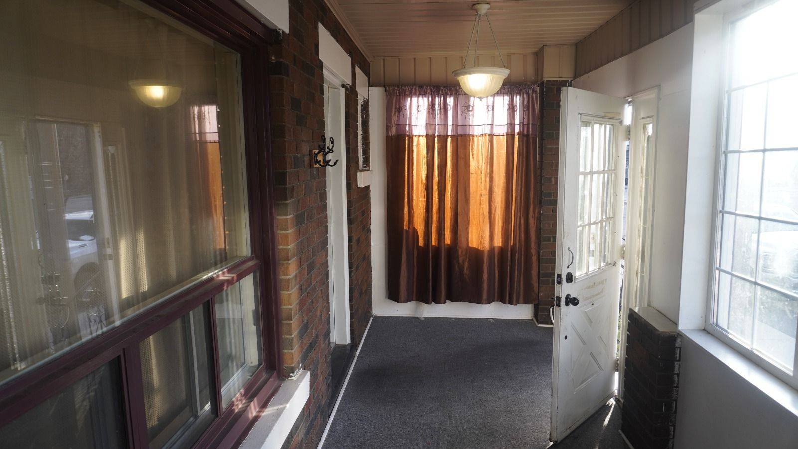 Hamilton, ON L8L 5P3,10 St Matthews AVE