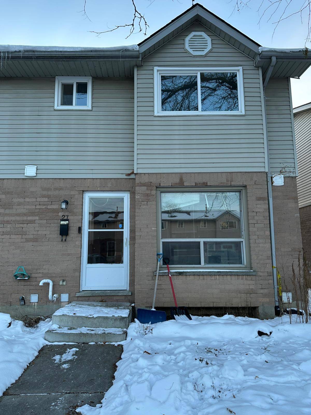 London East, ON N5V 4A1,595 Third ST #27