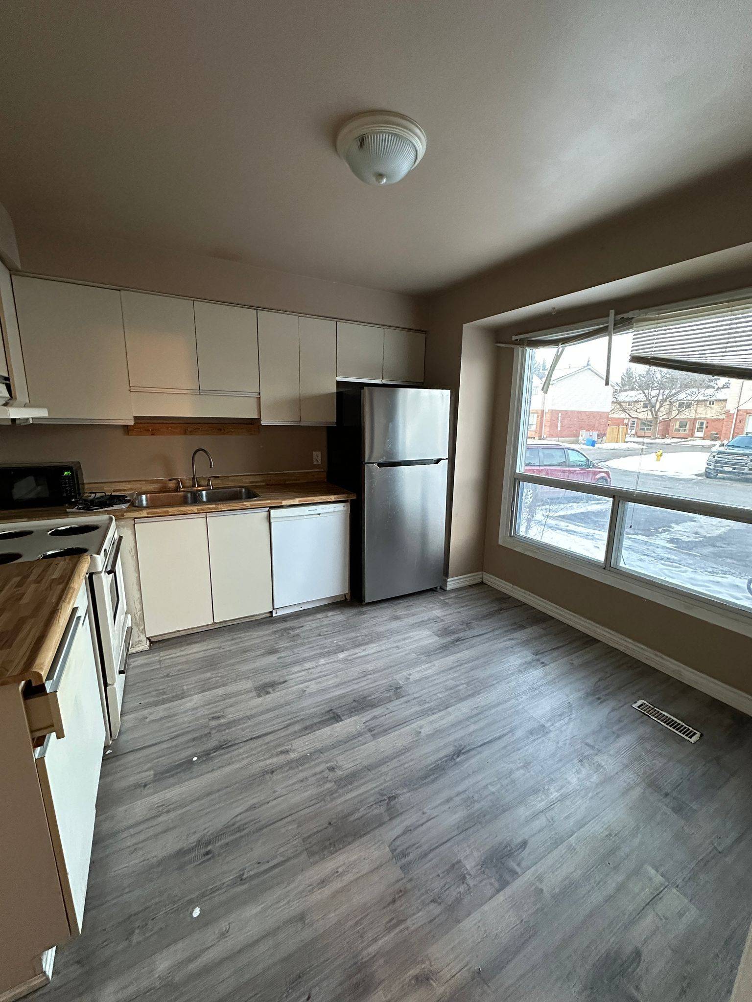 London East, ON N5V 4A1,595 Third ST #27