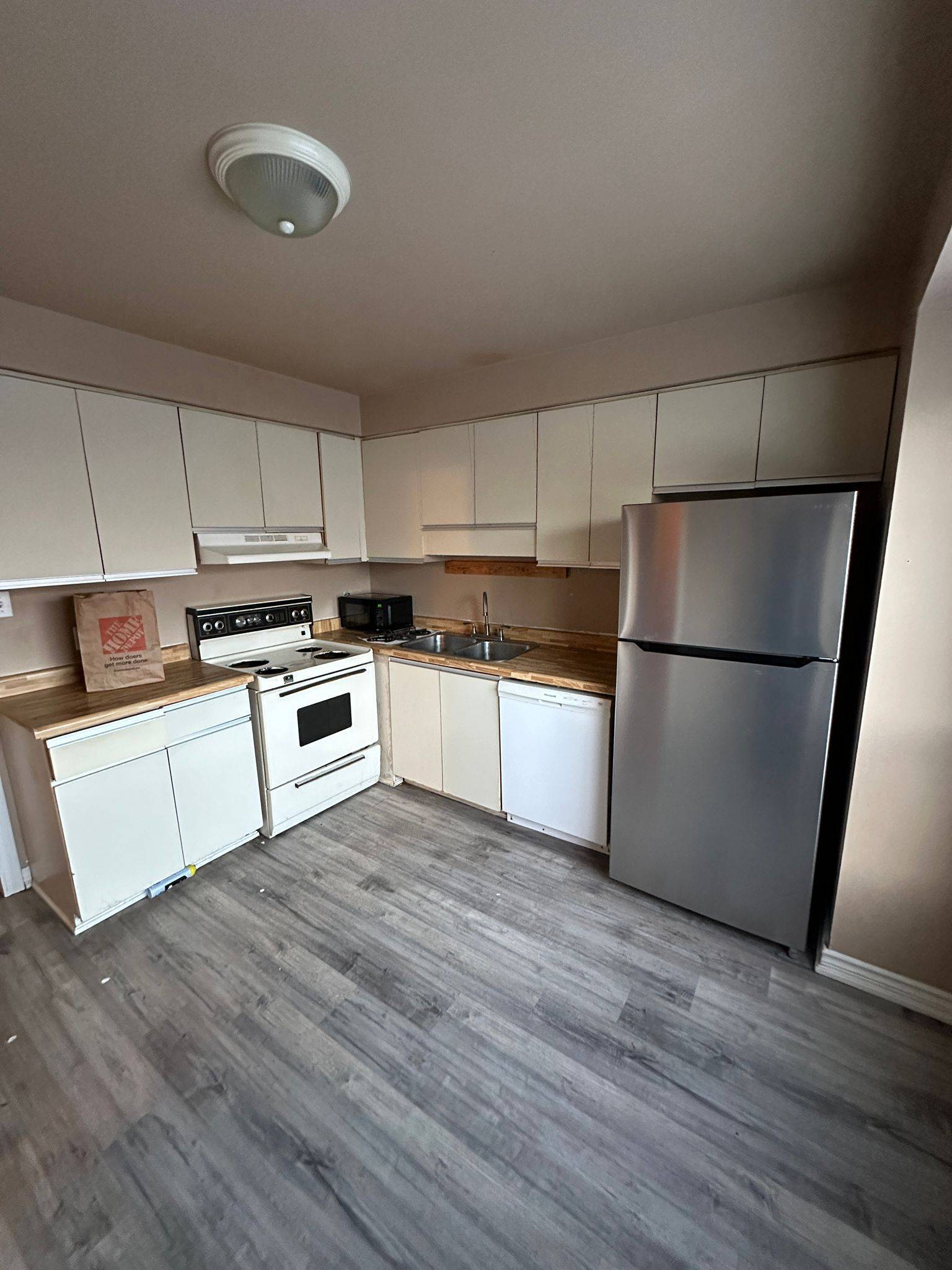 London East, ON N5V 4A1,595 Third ST #27