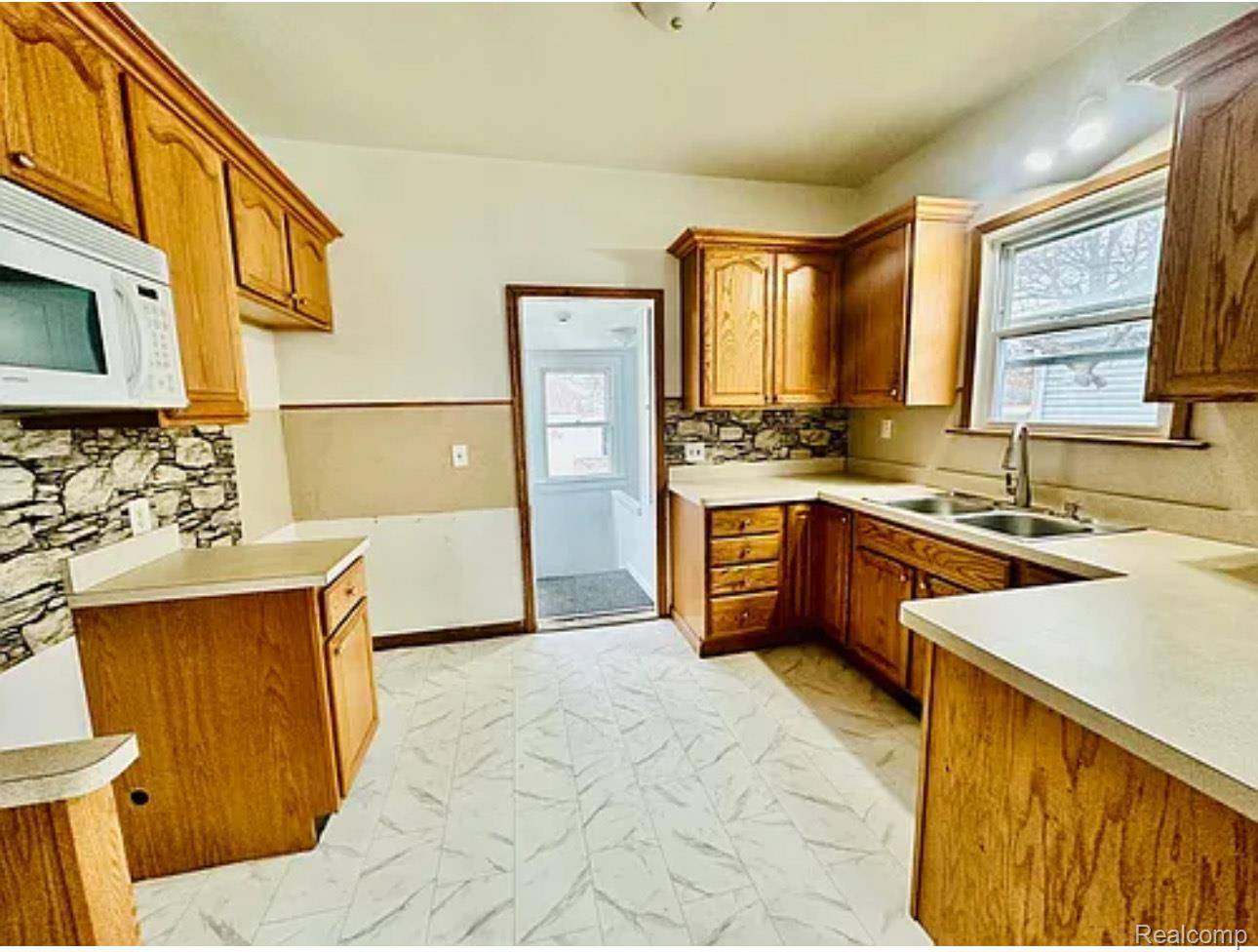 Center Line, MI 48015,8175 Central