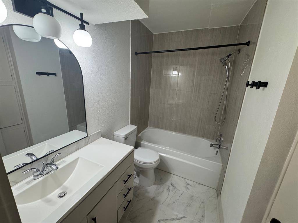 Lake Worth, TX 76135,7300 Comanche Trail #4