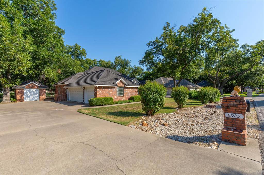 Granbury, TX 76049,8925 Green Leaves Drive