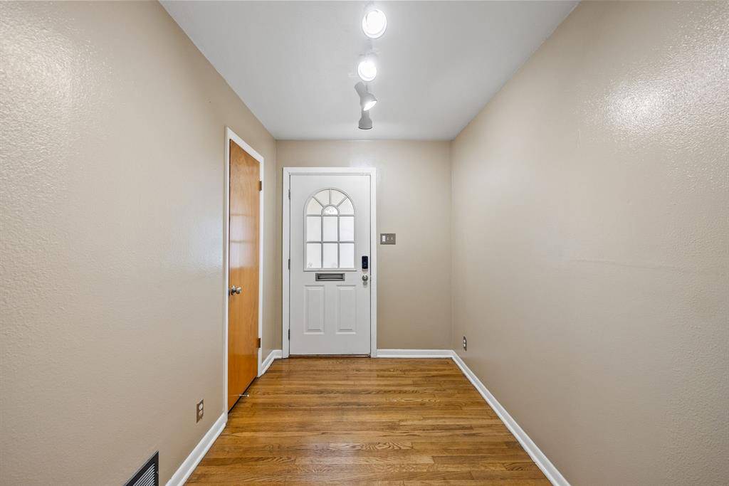 Dallas, TX 75211,2419 Bentley Avenue