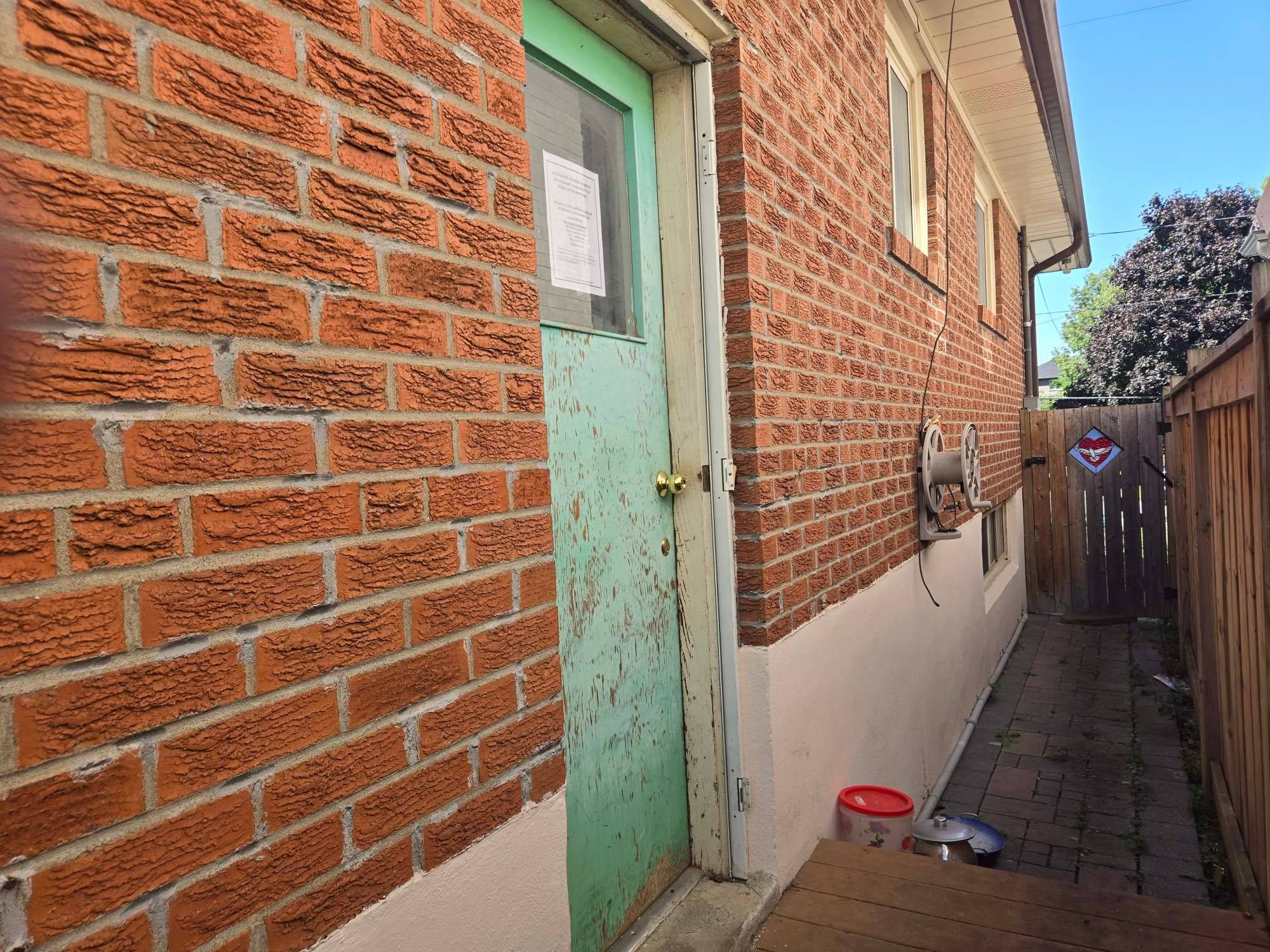 Toronto E10, ON M1C 1J8,89 Euclid AVE