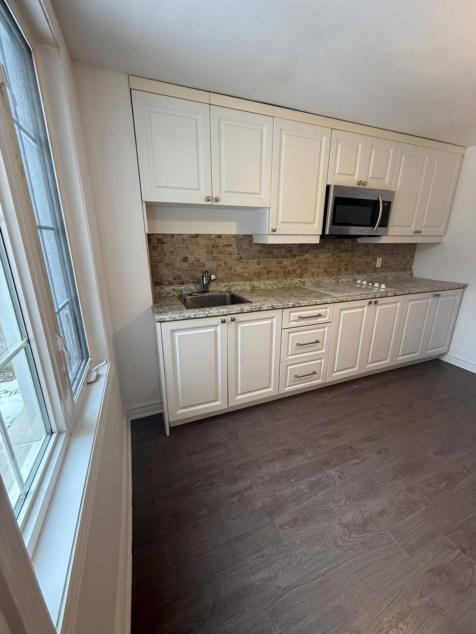 Newmarket, ON L3X 2N2,328 Rita's AVE #Basement