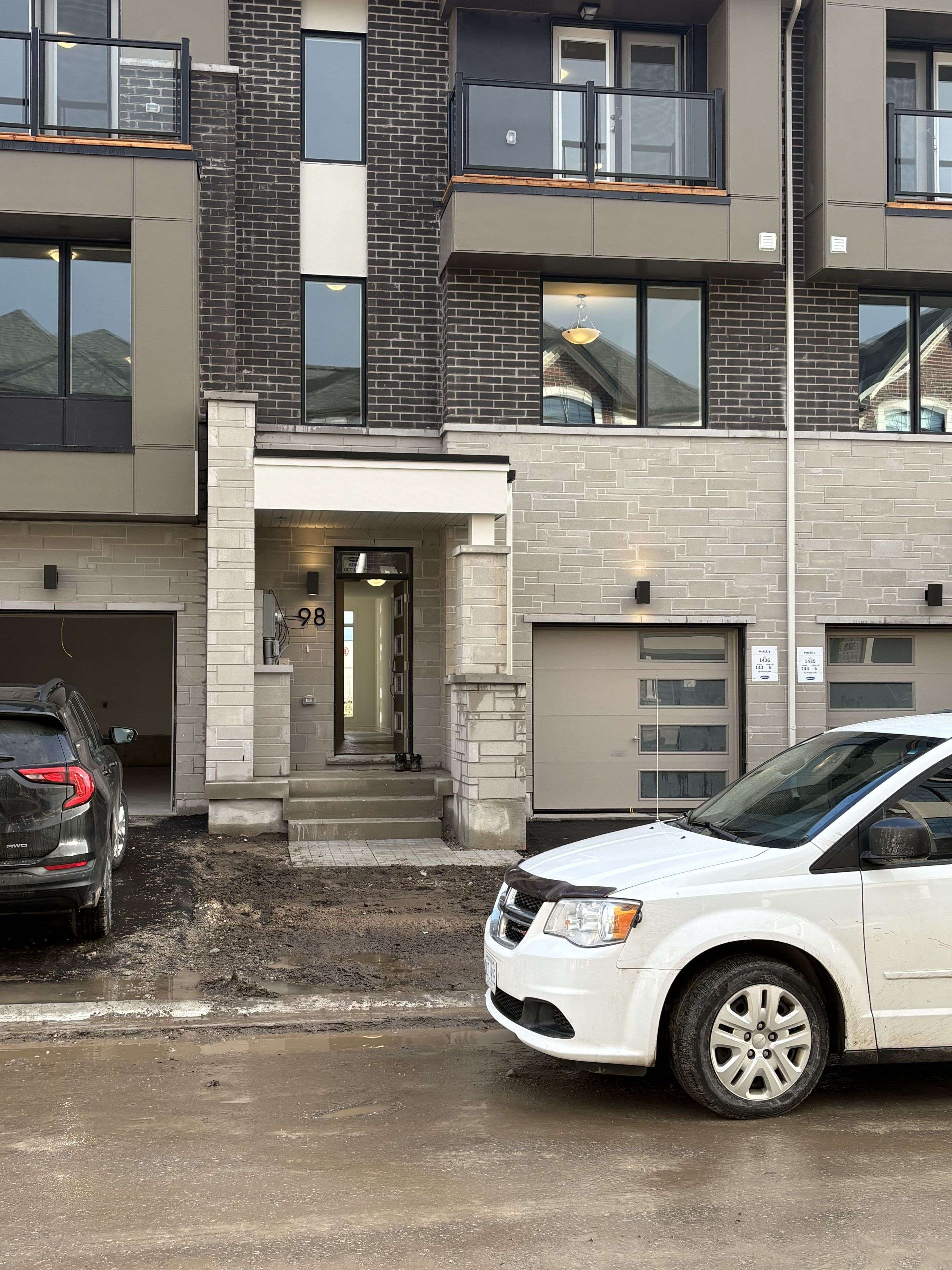 Barrie, ON L9J 1A5,98 Pearen LN