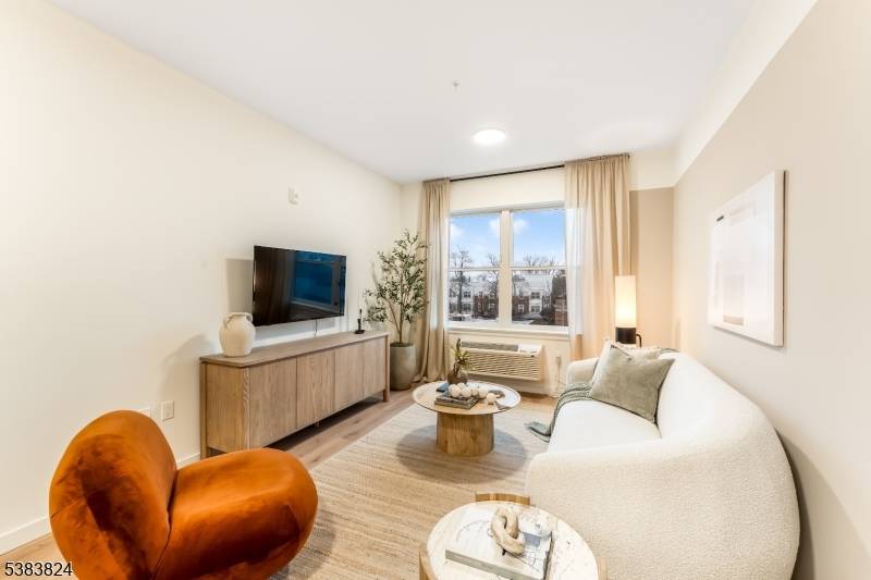 East Orange City, NJ 07018,431 Dr Mlk Jr Blvd #323