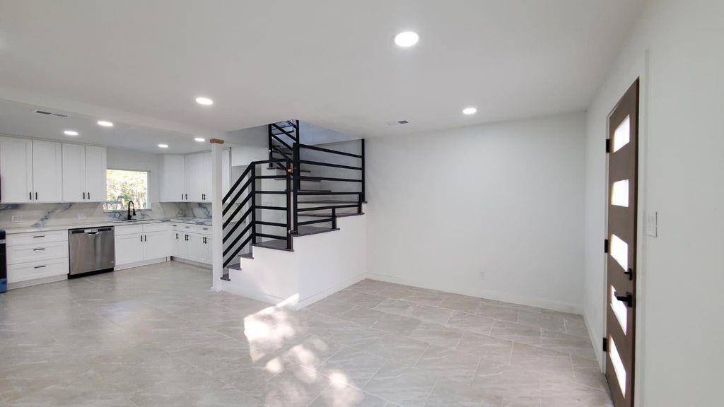 Dickinson, TX 77539,2410 E Bayshore Drive