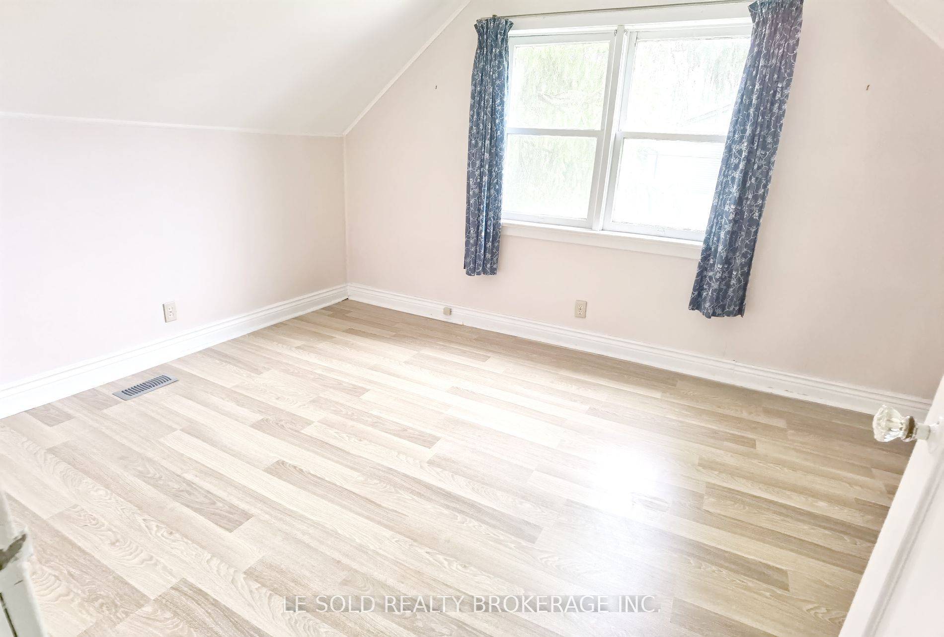 Hamilton, ON L8S 3A2,112 Leland ST #Upper