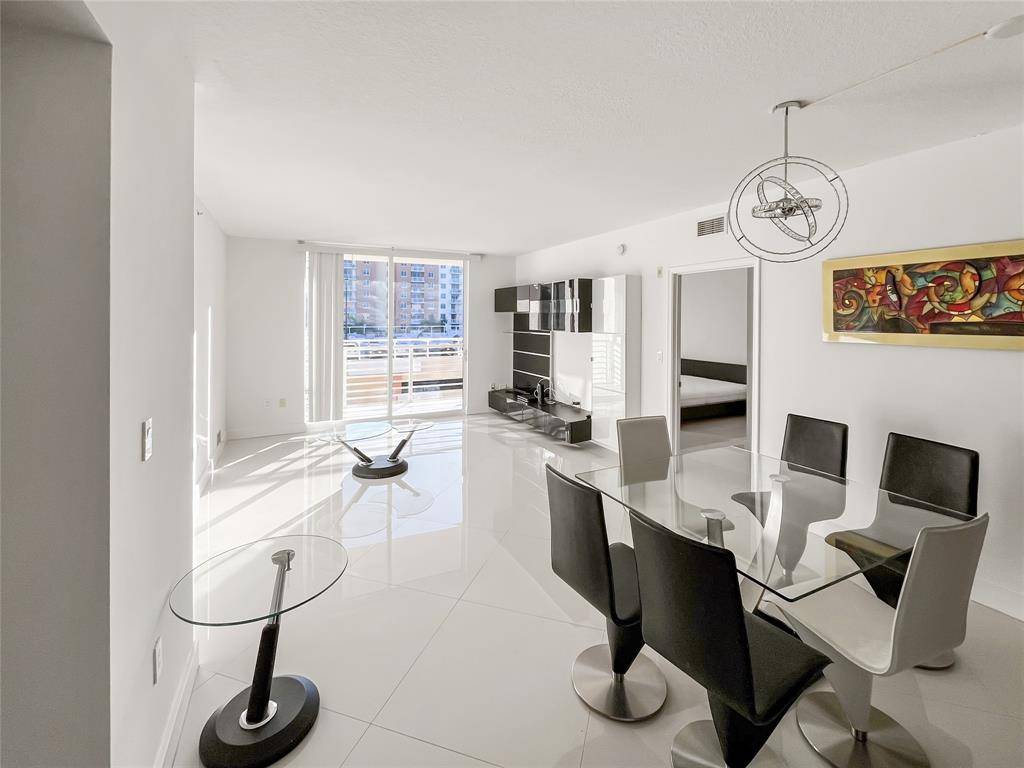 Miami, FL 33180,2775 NE 187th St #627