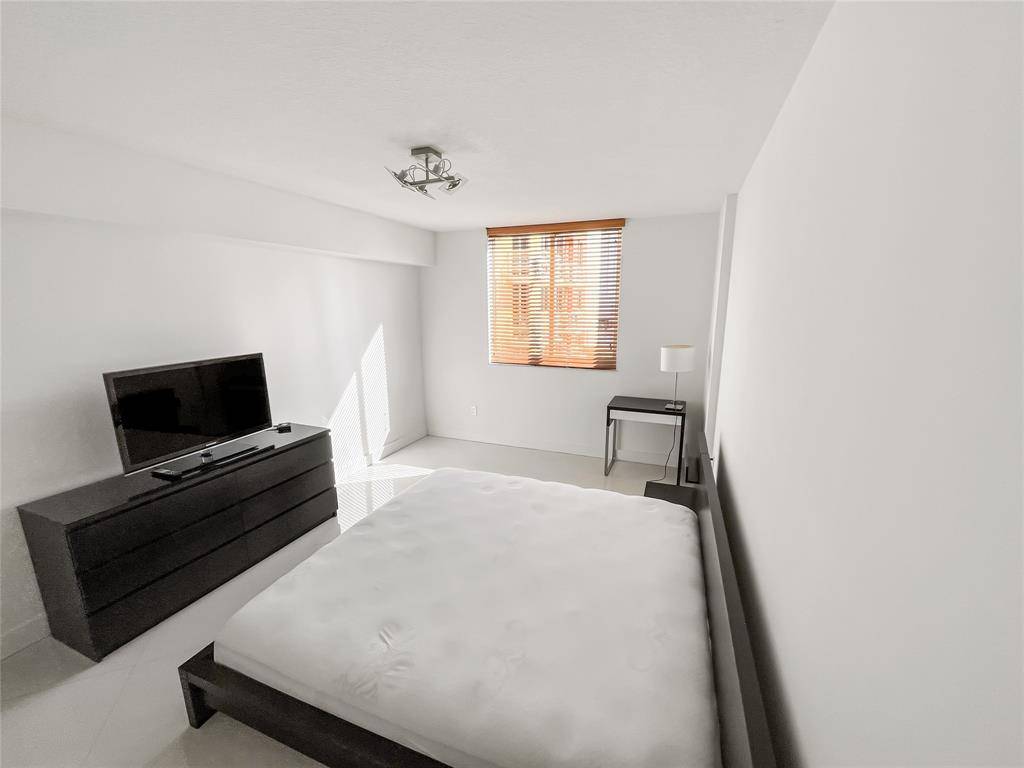 Miami, FL 33180,2775 NE 187th St #627