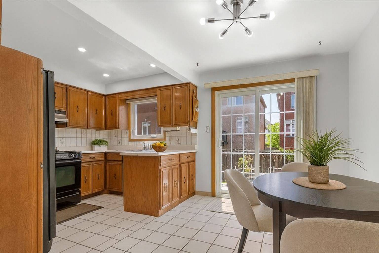 Toronto E05, ON M1V 2S6,19 Coverdale CRES