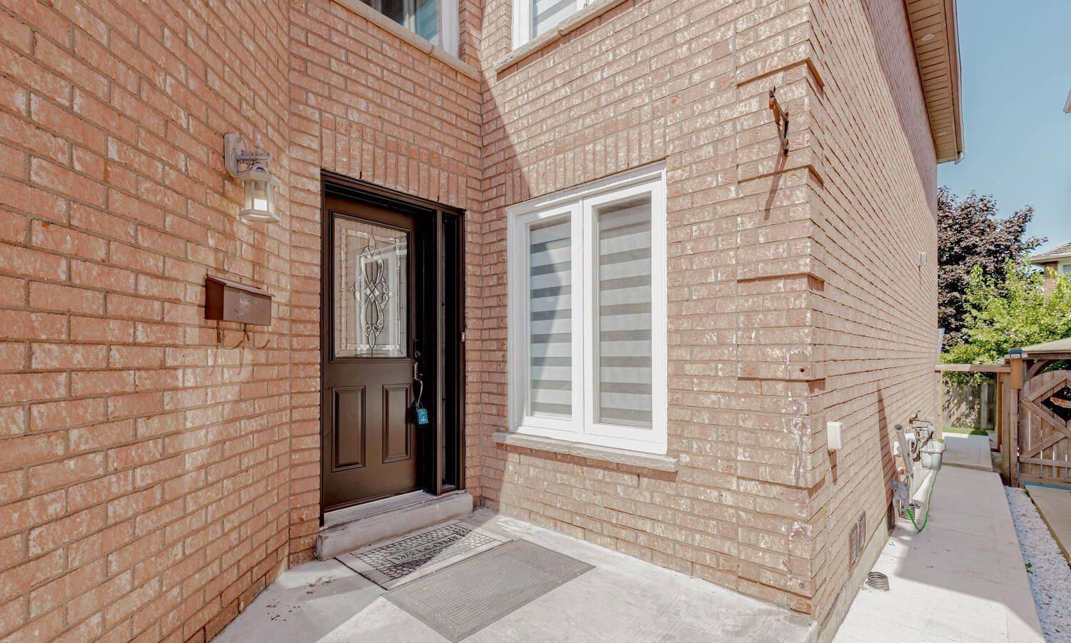 Brampton, ON L6S 5E8,44 Leatherhead CT #Upper