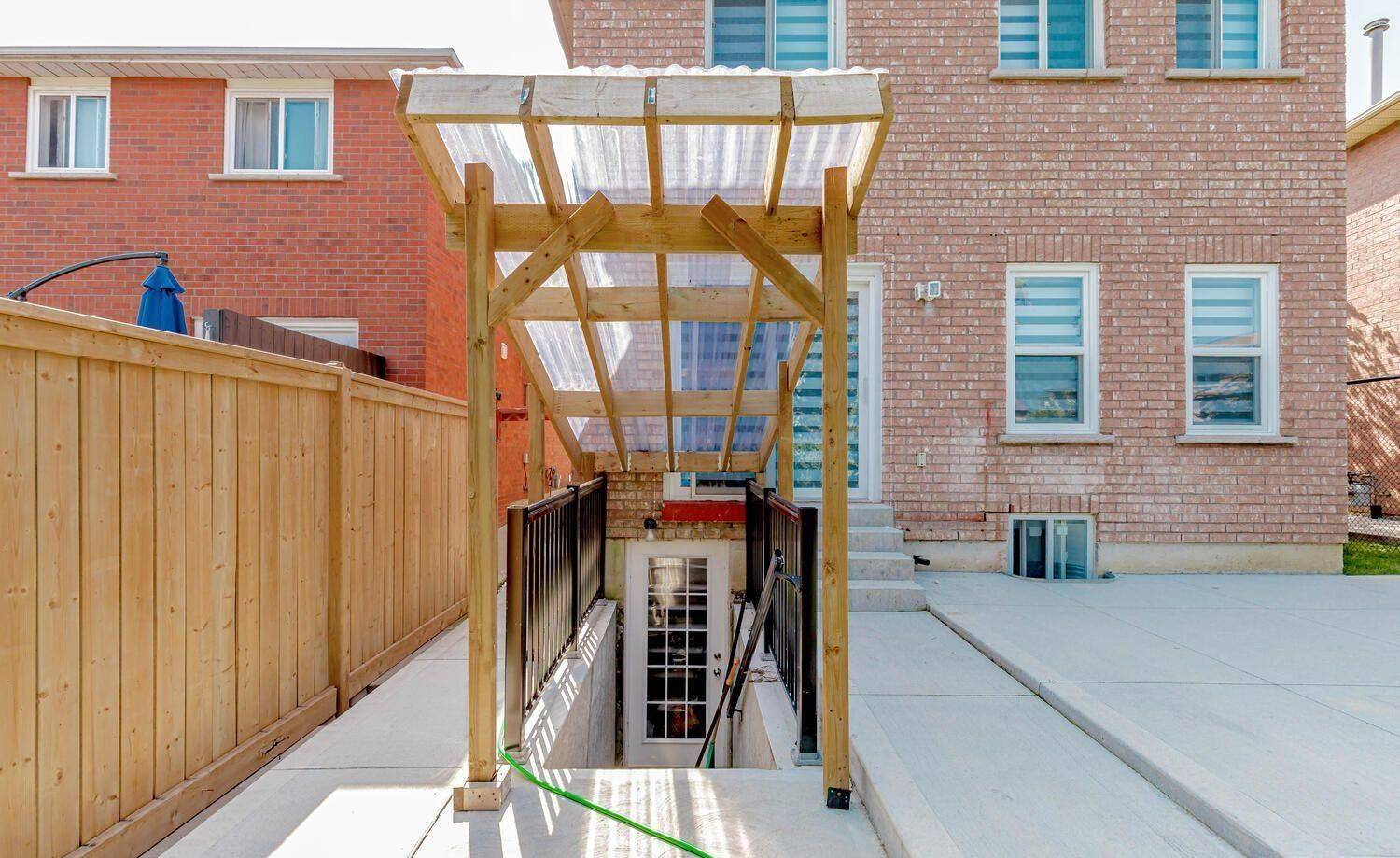 Brampton, ON L6S 5E8,44 Leatherhead CT #Upper