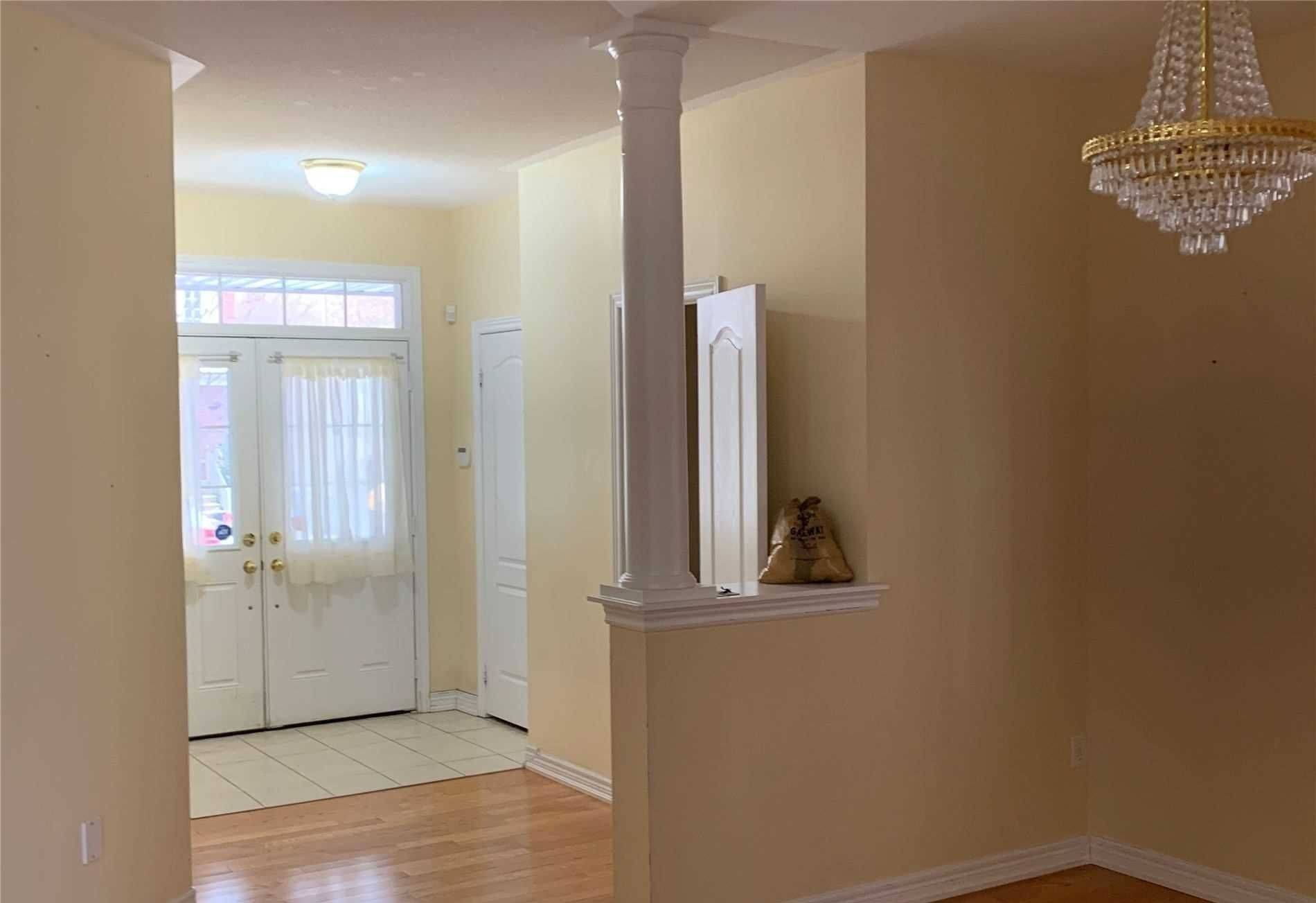 Brampton, ON L6Y 0N9,121 Young DR #Upper