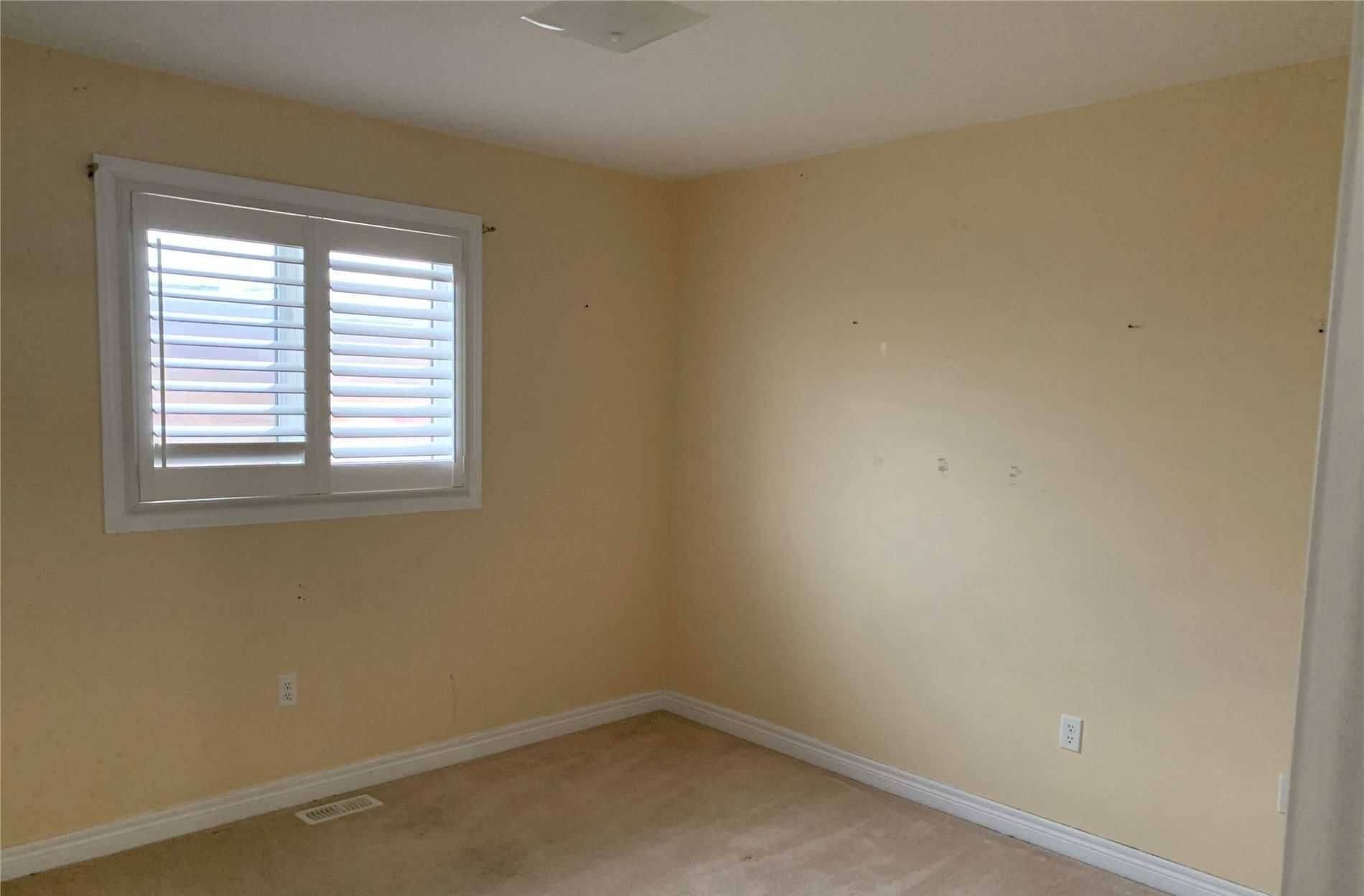 Brampton, ON L6Y 0N9,121 Young DR #Upper