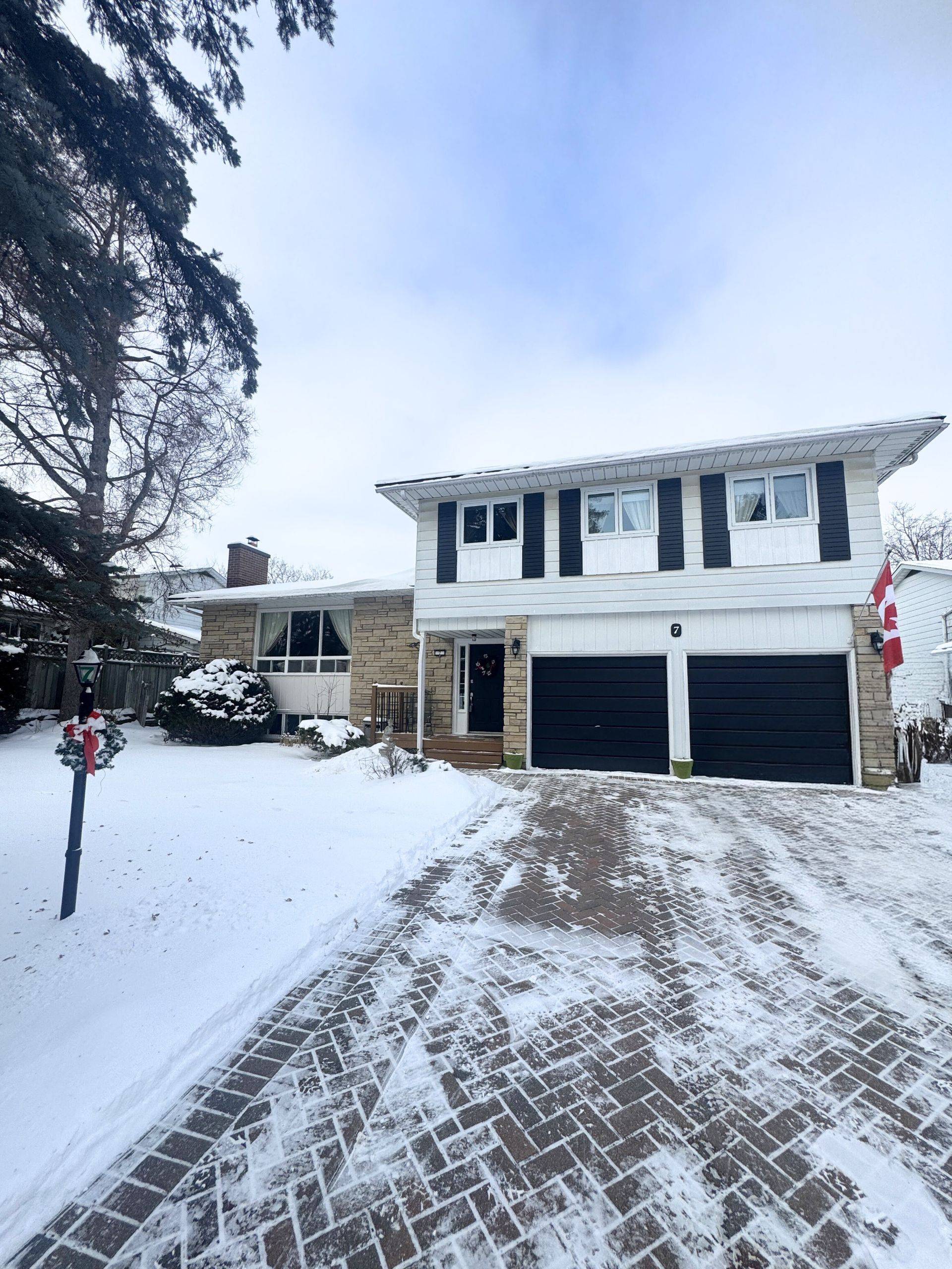 Barrhaven, ON K2J 1A5,7 St Remy DR