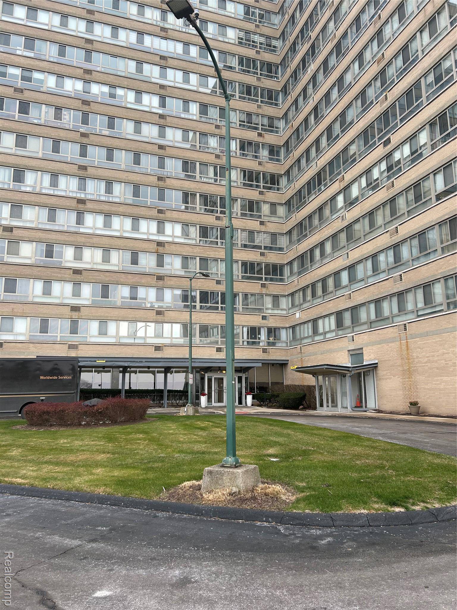 Detroit, MI 48214,8900 E Jefferson AVE #323