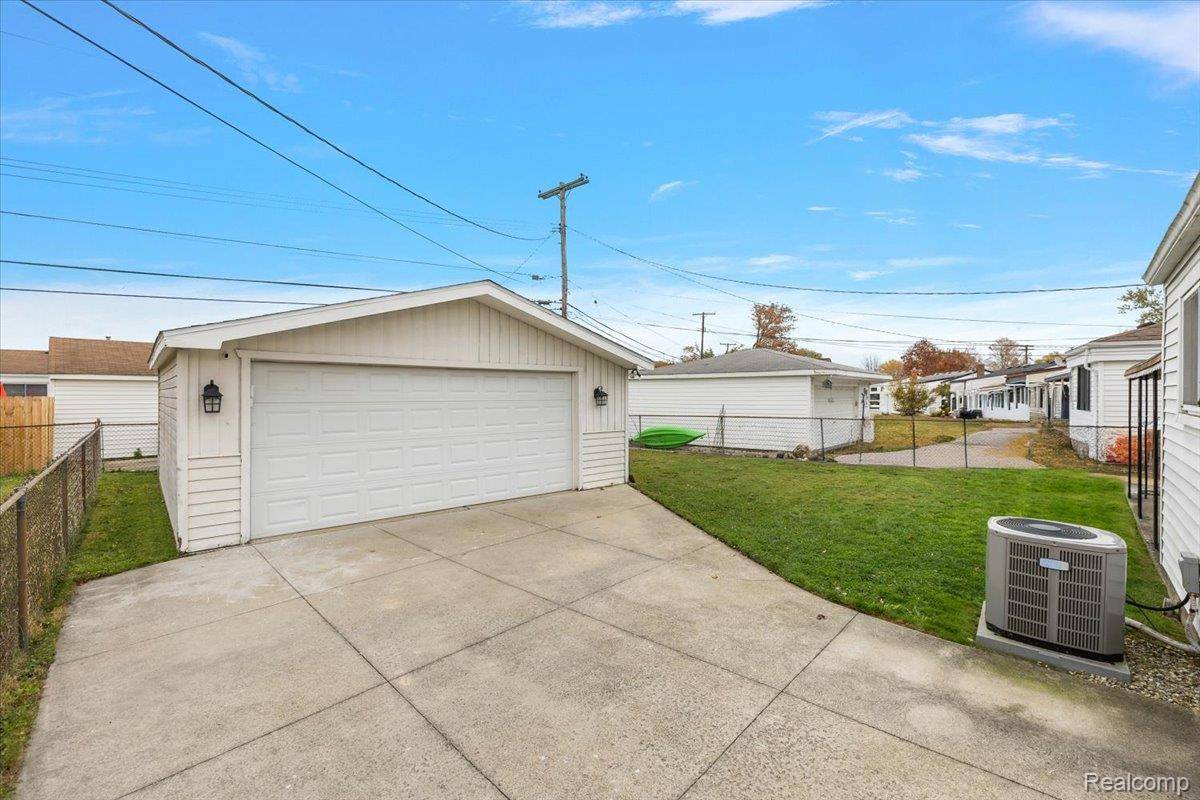 Fraser, MI 48026,18053 S Wind DR