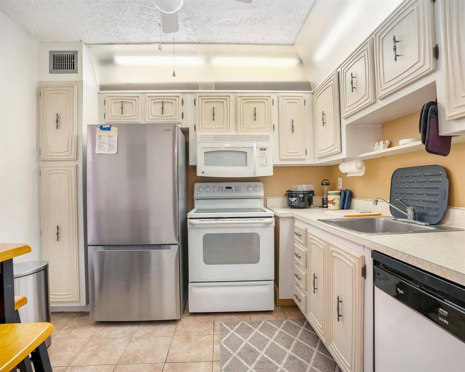 Lauderdale Lakes, FL 33311,2851 Somerset Dr #205