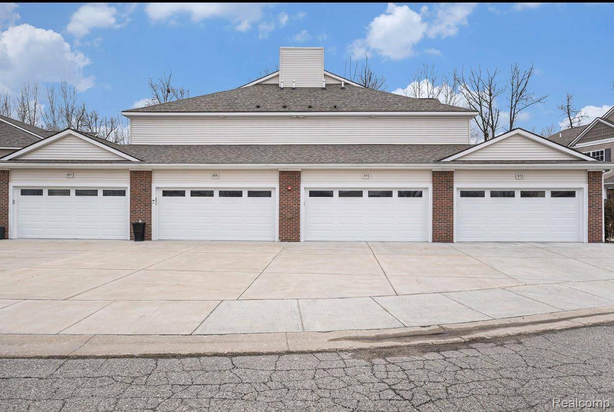 Fenton, MI 48430,907 Watercress LN