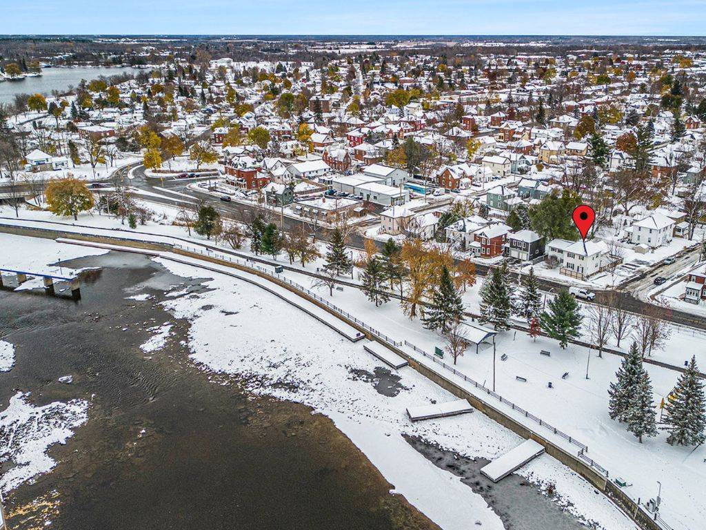 Smiths Falls, ON K7A 4E8,17 Lombard ST