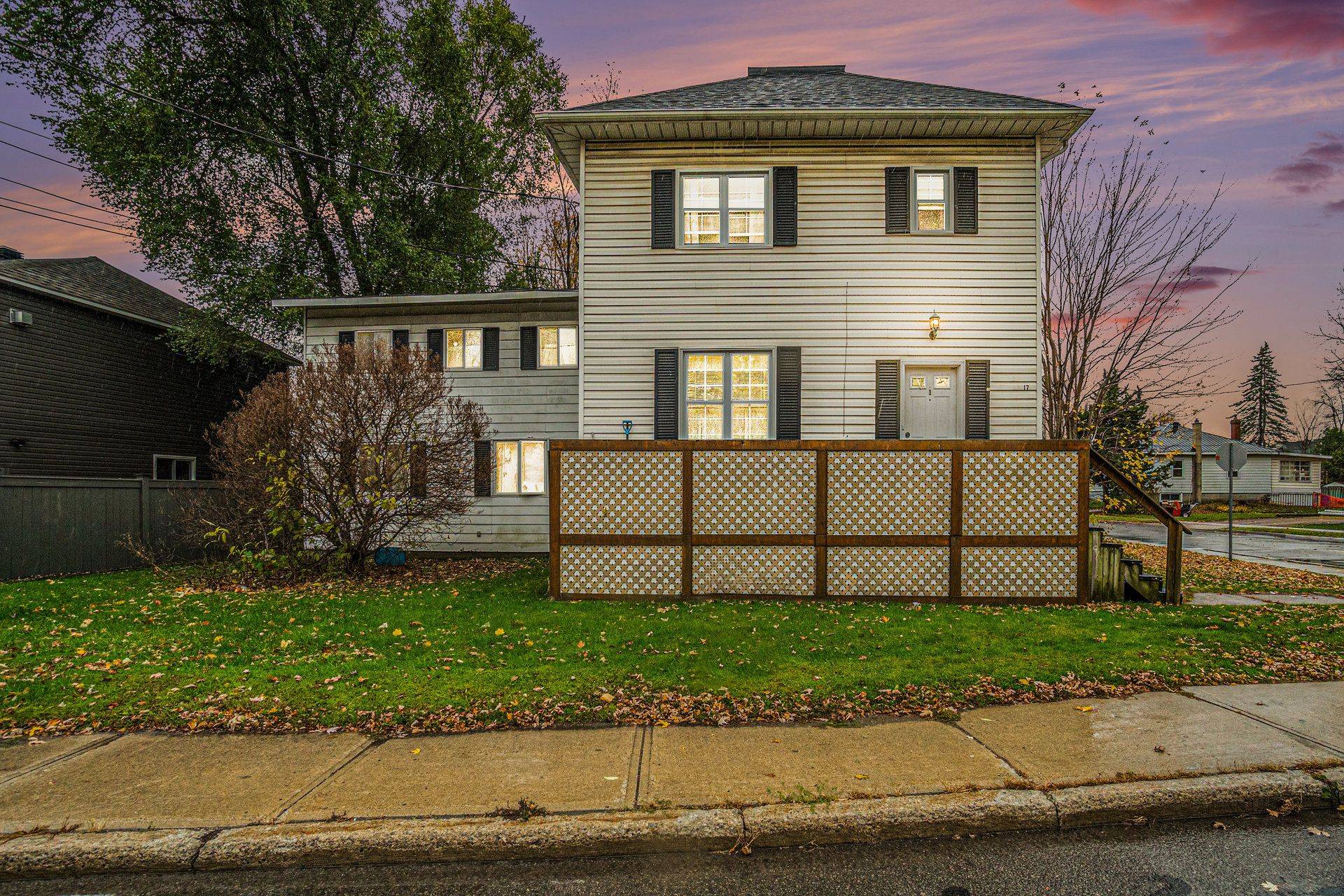 Smiths Falls, ON K7A 4E8,17 Lombard ST