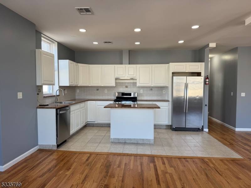 Kearny Town, NJ 07032,610 Devon St #3