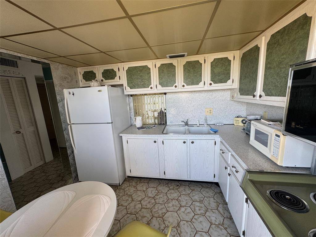 Hallandale Beach, FL 33009,200 NE 14th Ave #522