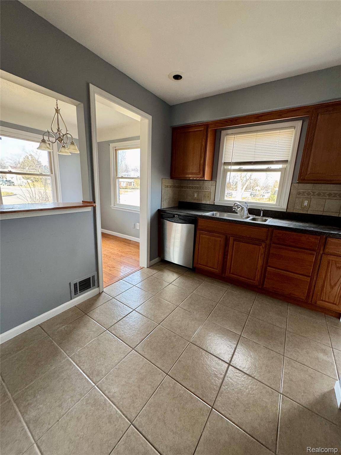 Southgate, MI 48195,14613 Trenton RD