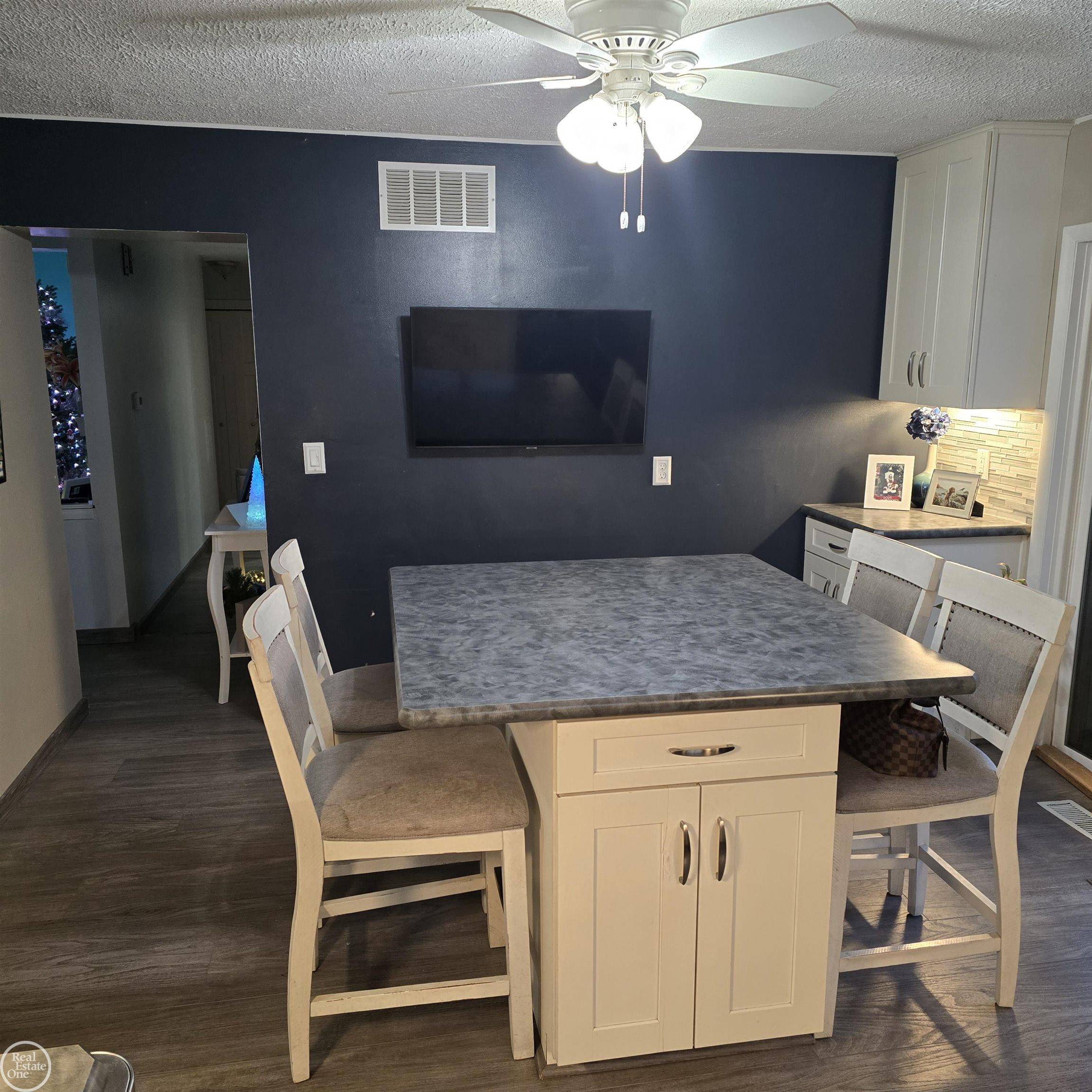 Clinton Township, MI 48035,21551 Elmway ST