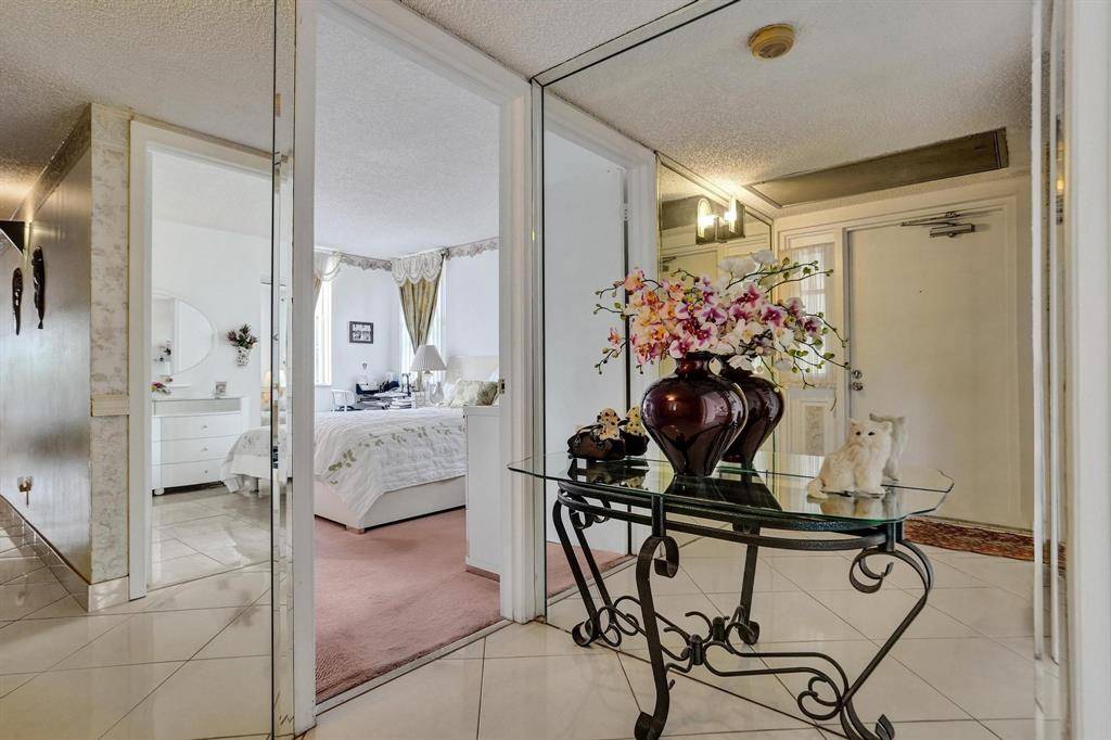 Davie, FL 33324,9340 Lagoon Pl #209