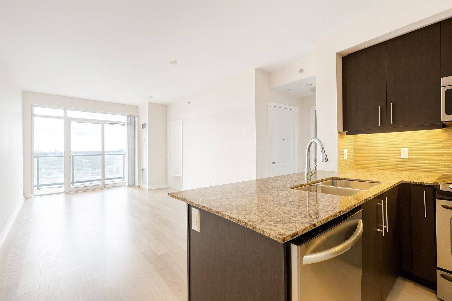 Richmond Hill, ON L4B 0E8,55 Oneida CRES #1408