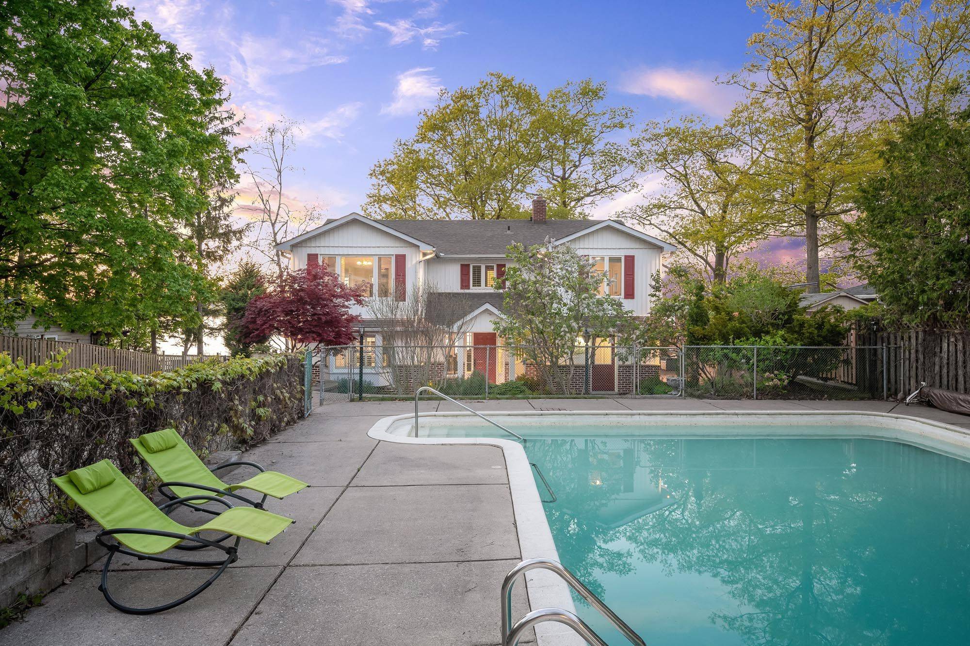 Barrie, ON L4N 4C1,10 White Oaks RD