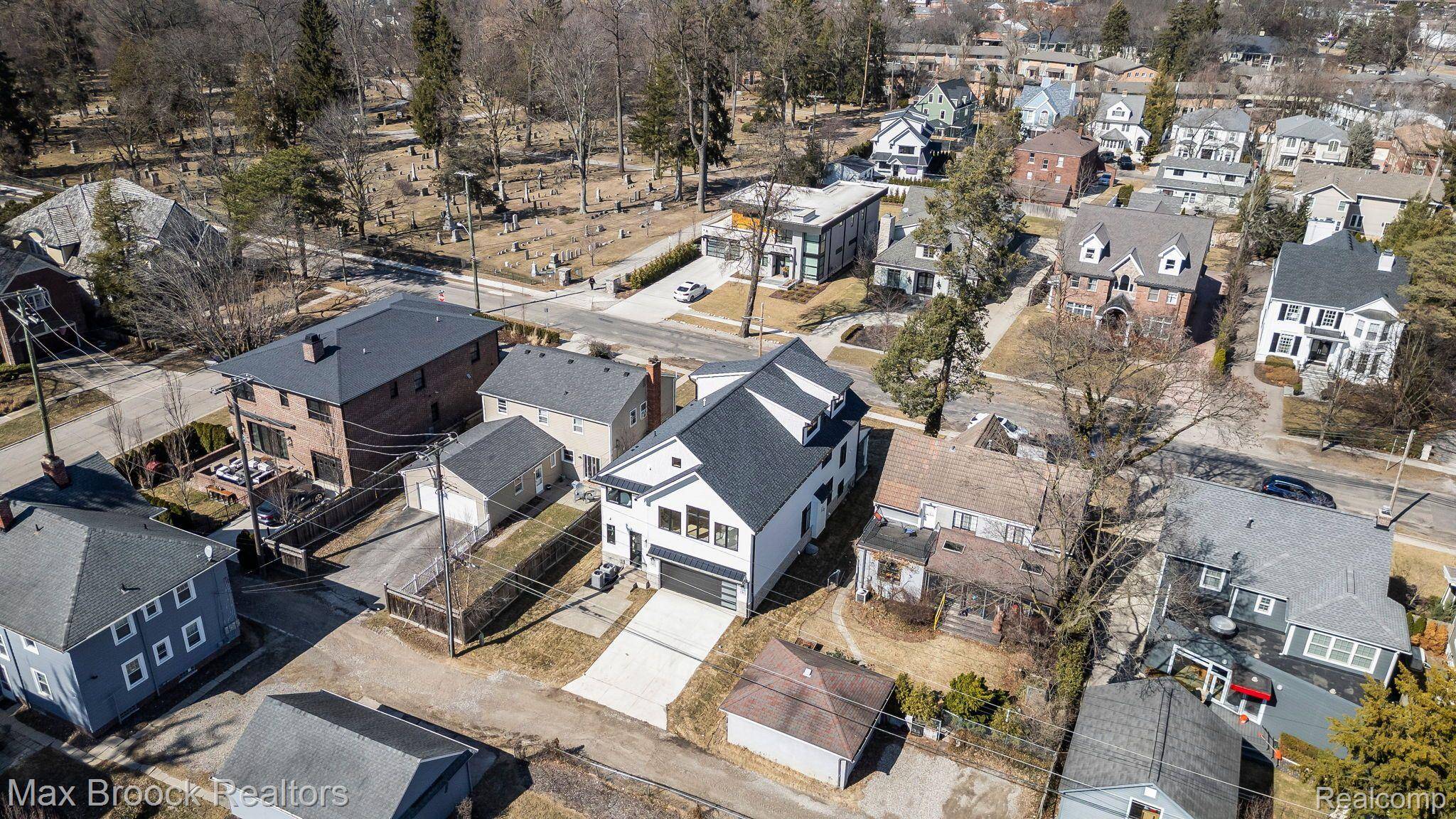 Birmingham, MI 48009,667 OAK AVE