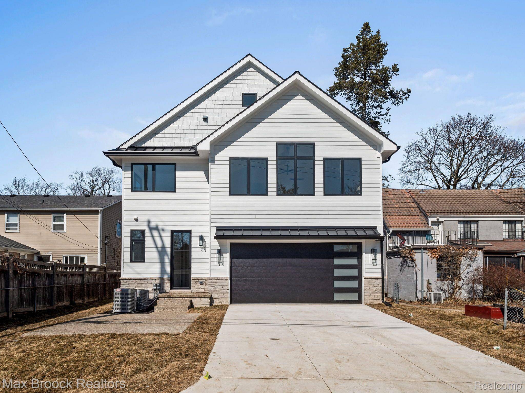 Birmingham, MI 48009,667 OAK AVE