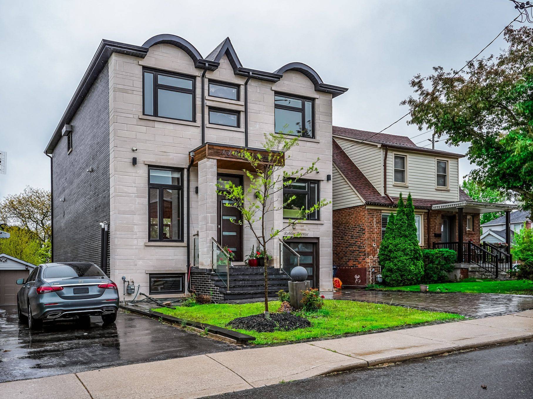 Toronto E03, ON M4C 3P7,1A Roblin AVE