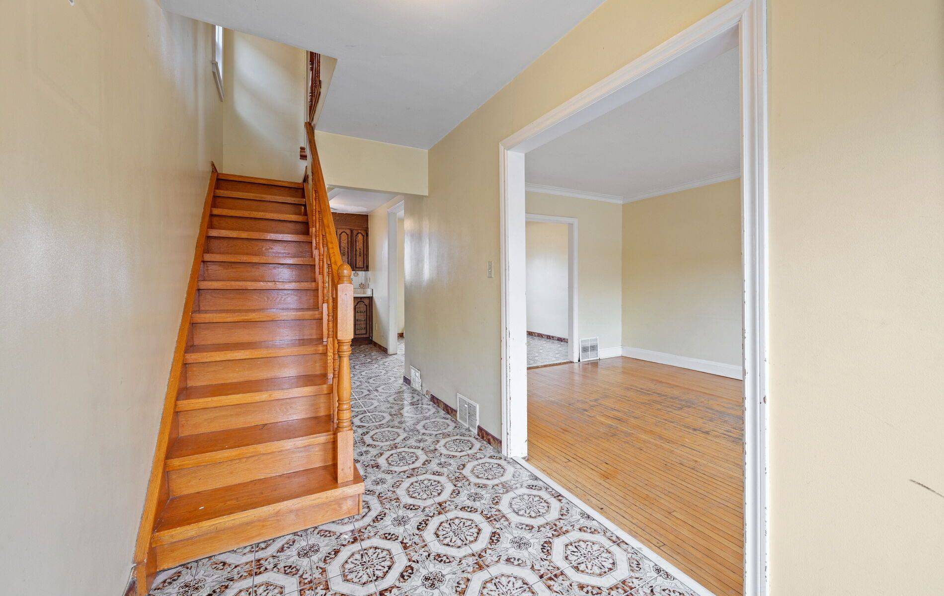 Toronto W02, ON M6H 3V2,61 Primrose AVE