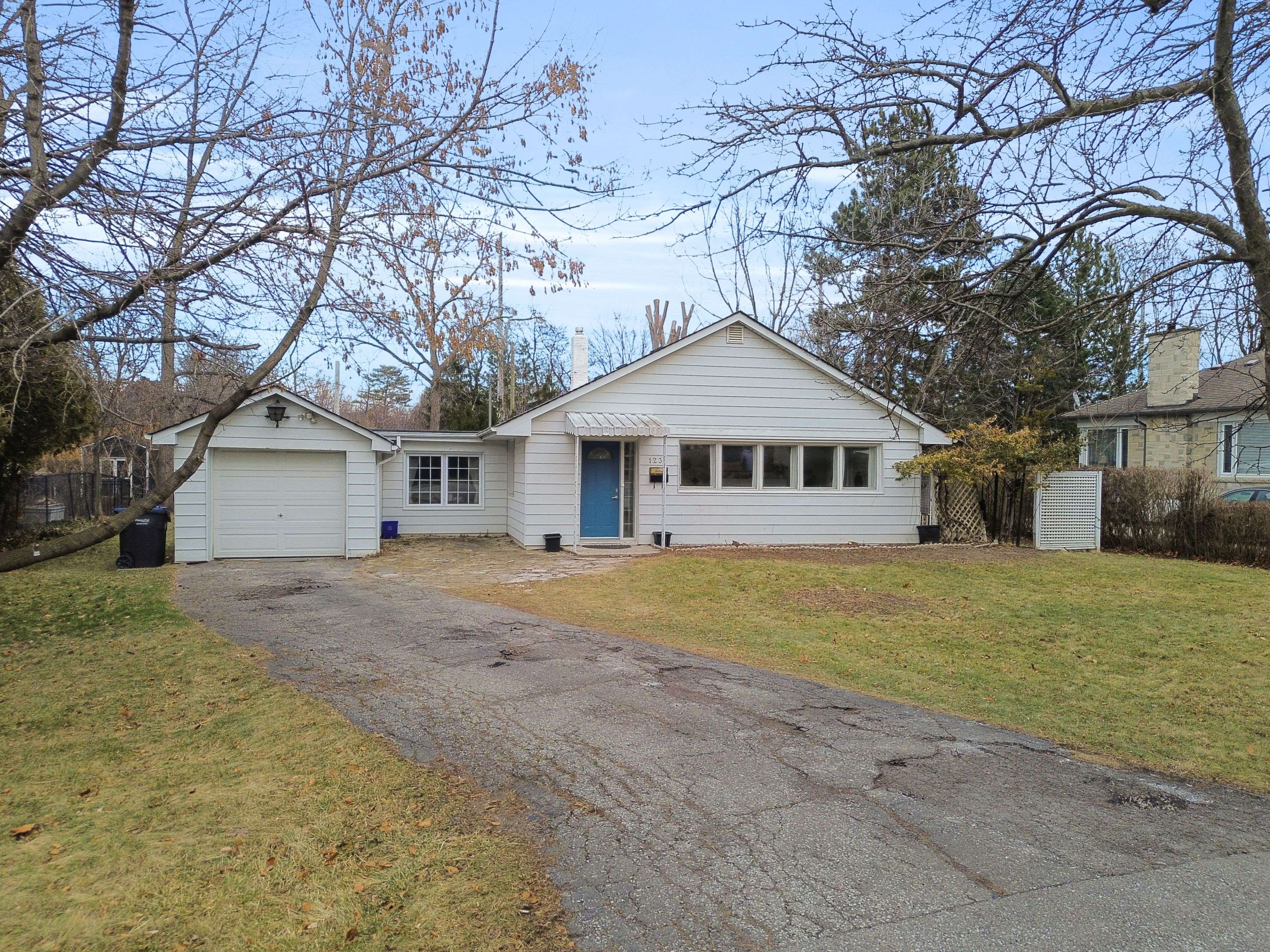 Mississauga, ON L5G 3G2,1235 Old River RD