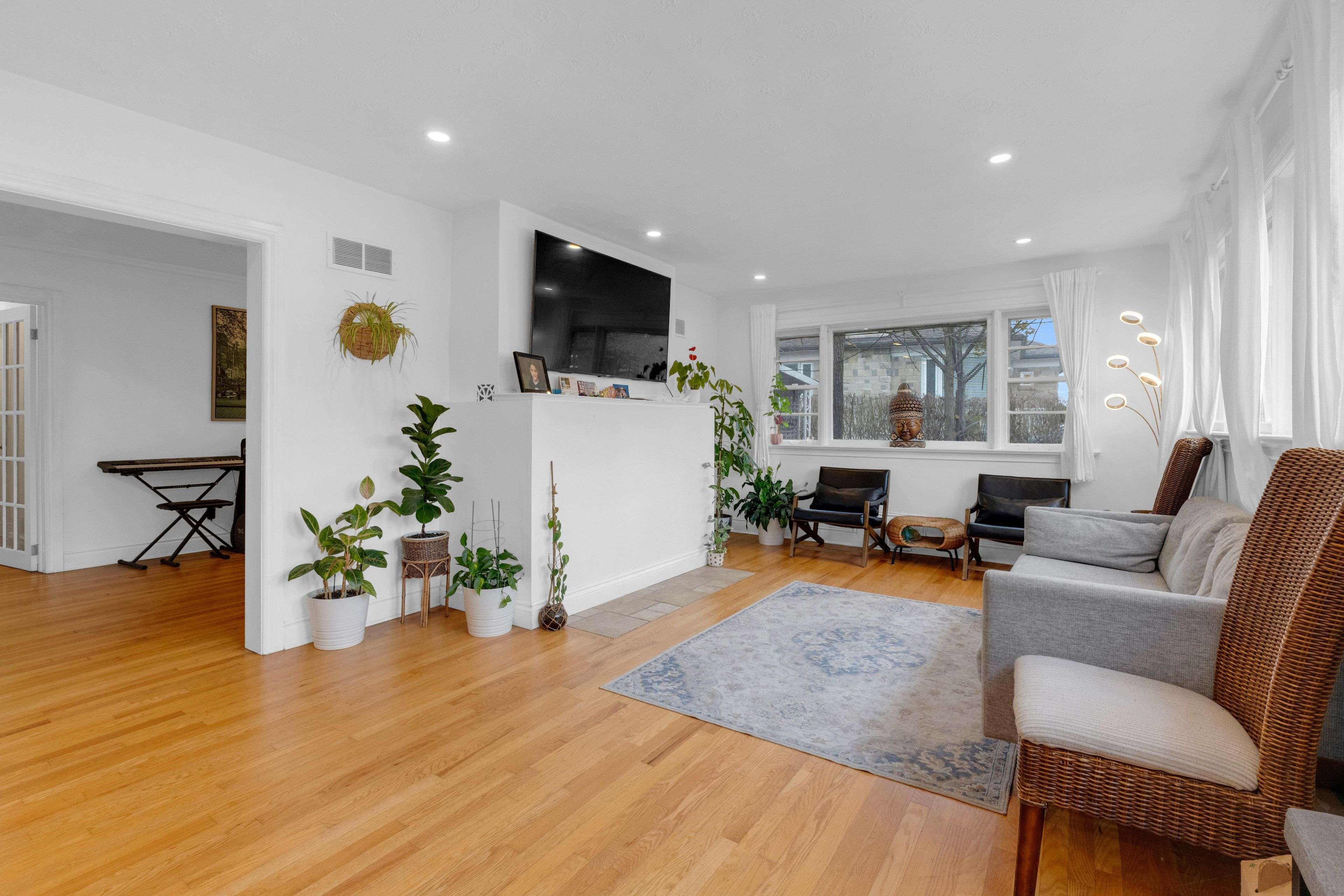 Mississauga, ON L5G 3G2,1235 Old River RD