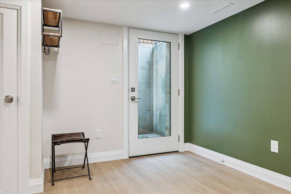 Hamilton, ON L9H 3S7,18 Pleasant AVE #Unit 2