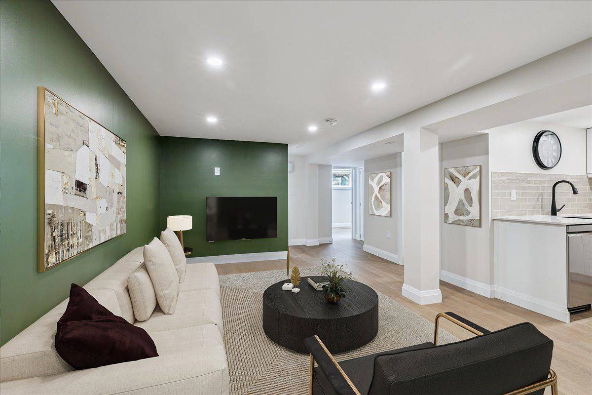 Hamilton, ON L9H 3S7,18 Pleasant AVE #Unit 2