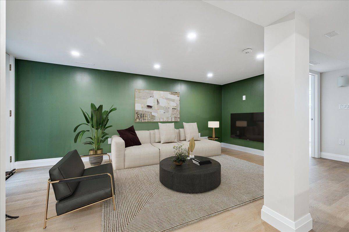 Hamilton, ON L9H 3S7,18 Pleasant AVE #Unit 2