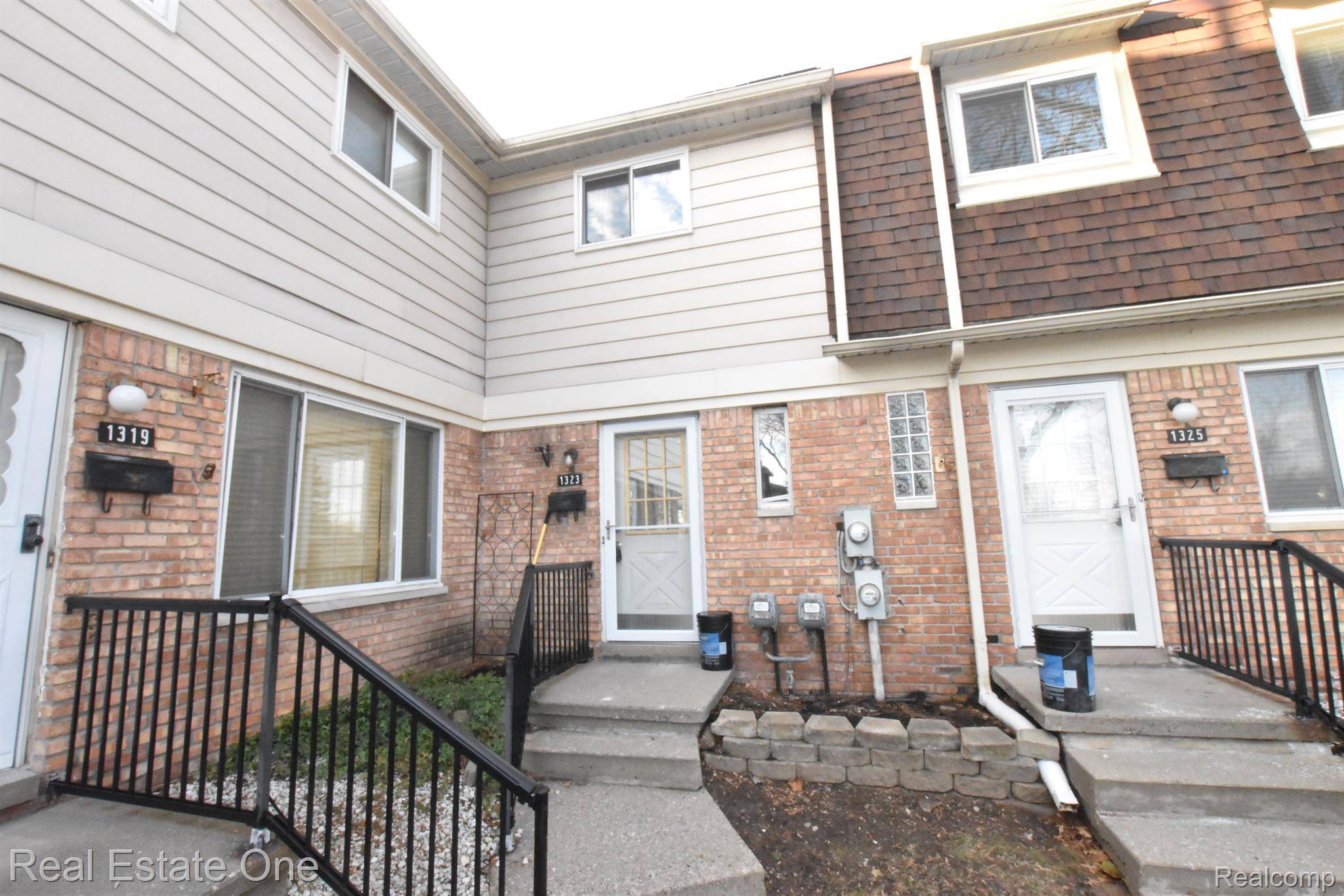 Waterford, MI 48327,1323 LAUREL VALLEY DR