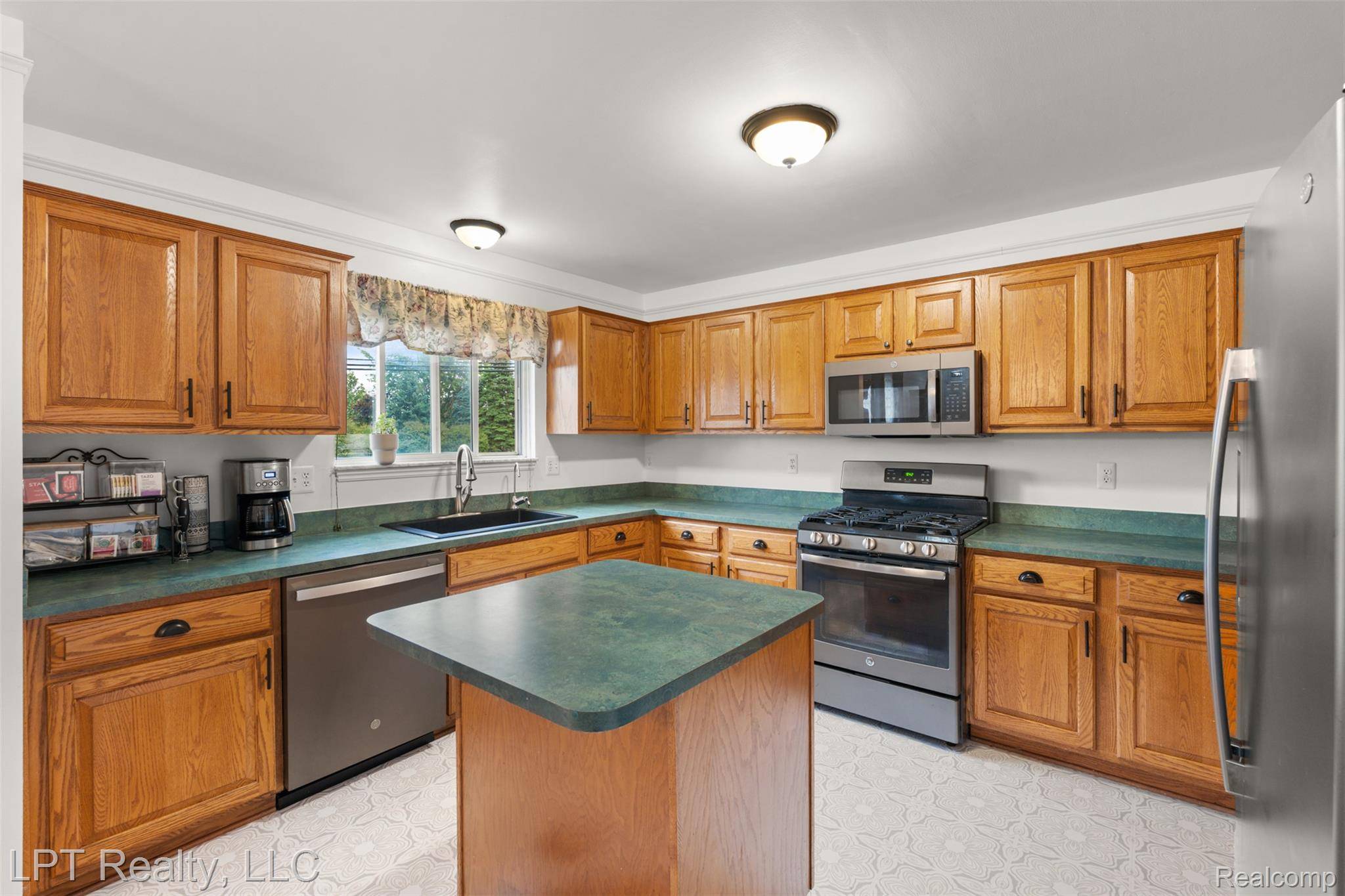 Macomb, MI 48044,21789 Magnolia CT